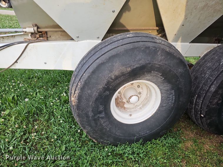 image for item DO2721 Willmar Super 800 spreader