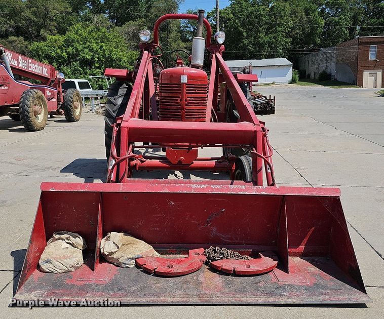 image for item DO2764 1953 International Harvester Super M  tractor