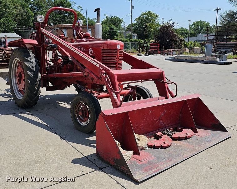 image for item DO2764 1953 International Harvester Super M  tractor