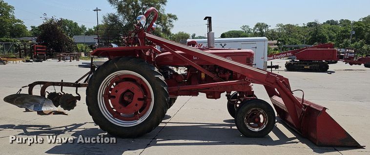 image for item DO2764 1953 International Harvester Super M  tractor