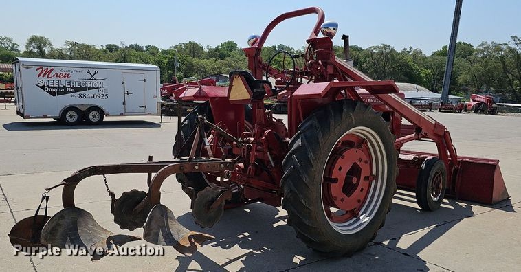 image for item DO2764 1953 International Harvester Super M  tractor