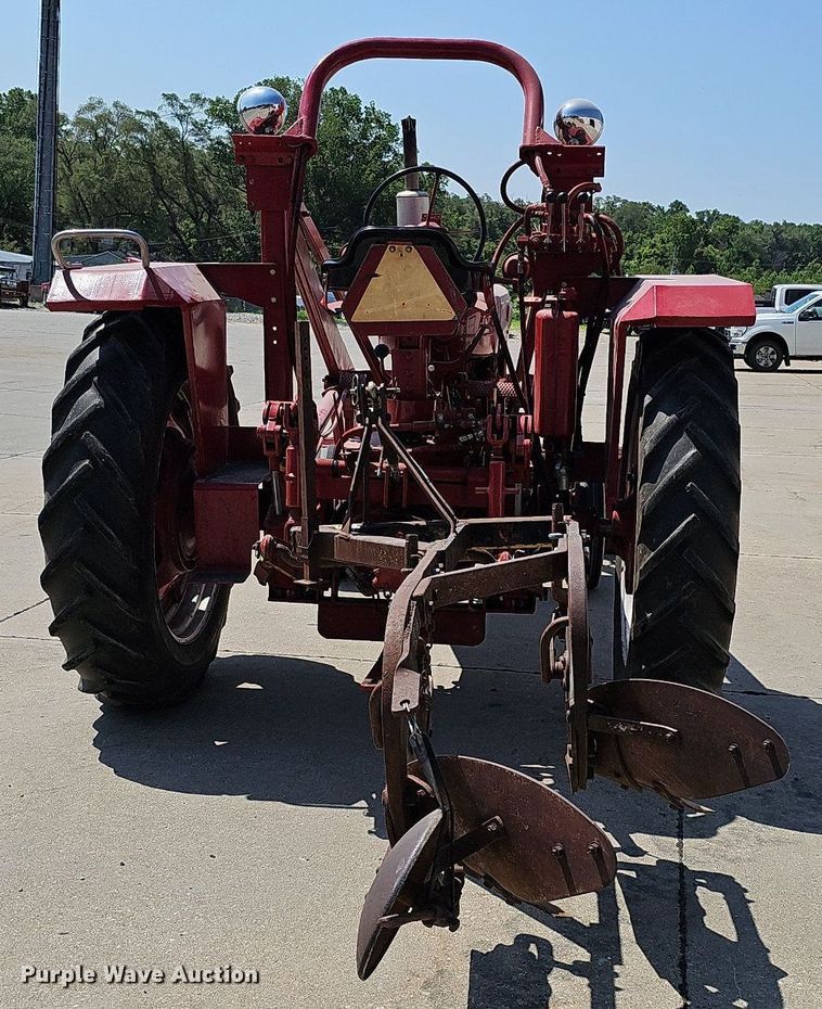image for item DO2764 1953 International Harvester Super M  tractor