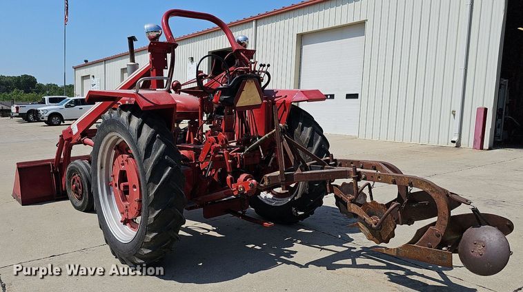 image for item DO2764 1953 International Harvester Super M  tractor