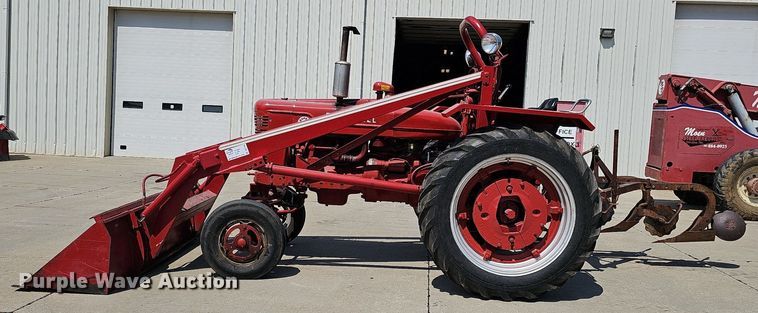 image for item DO2764 1953 International Harvester Super M  tractor
