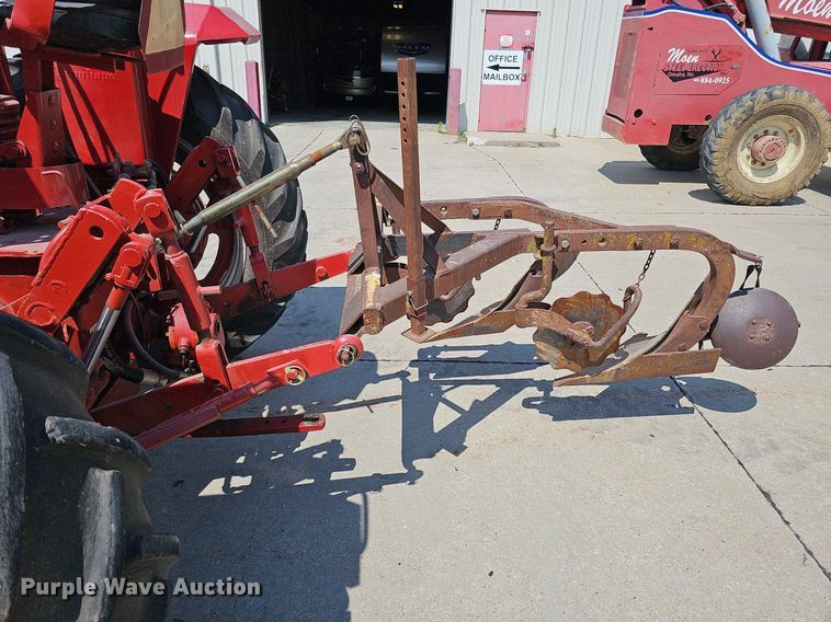 image for item DO2764 1953 International Harvester Super M  tractor