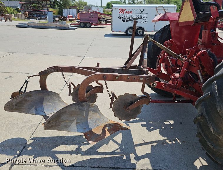 image for item DO2764 1953 International Harvester Super M  tractor