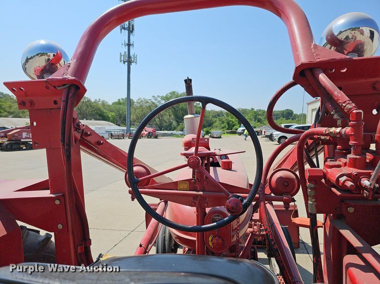 image for item DO2764 1953 International Harvester Super M  tractor