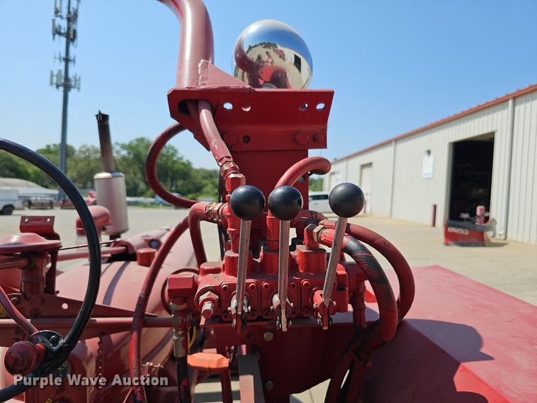 image for item DO2764 1953 International Harvester Super M  tractor