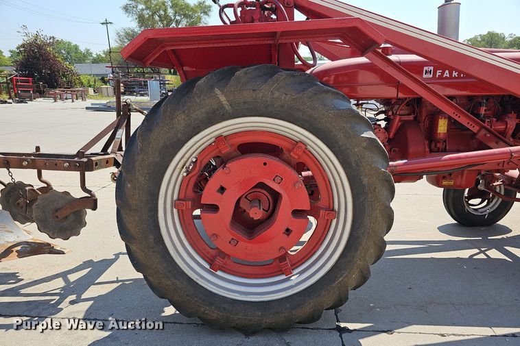 image for item DO2764 1953 International Harvester Super M  tractor
