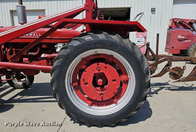 image for item DO2764 1953 International Harvester Super M  tractor