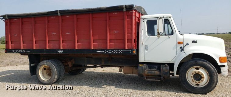 image for item DP7938 1995 International 4700  grain truck