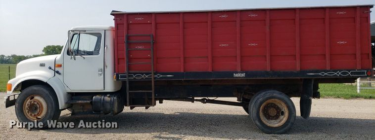 image for item DP7938 1995 International 4700  grain truck