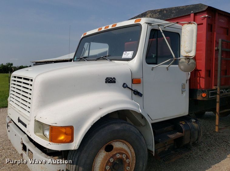 image for item DP7938 1995 International 4700  grain truck