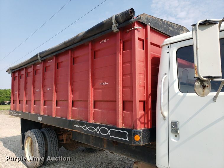 image for item DP7938 1995 International 4700  grain truck