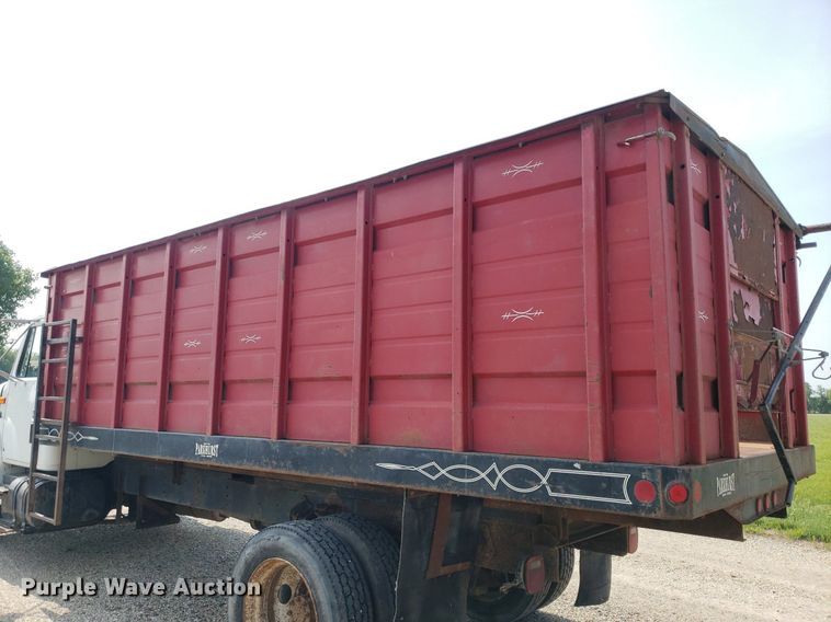 image for item DP7938 1995 International 4700  grain truck