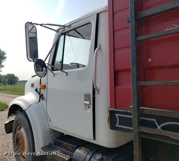 image for item DP7938 1995 International 4700  grain truck