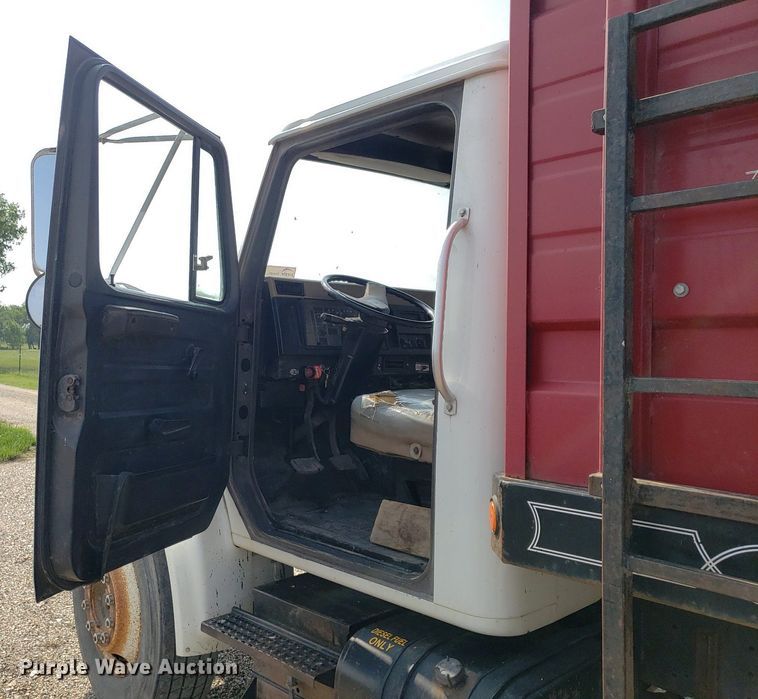 image for item DP7938 1995 International 4700  grain truck