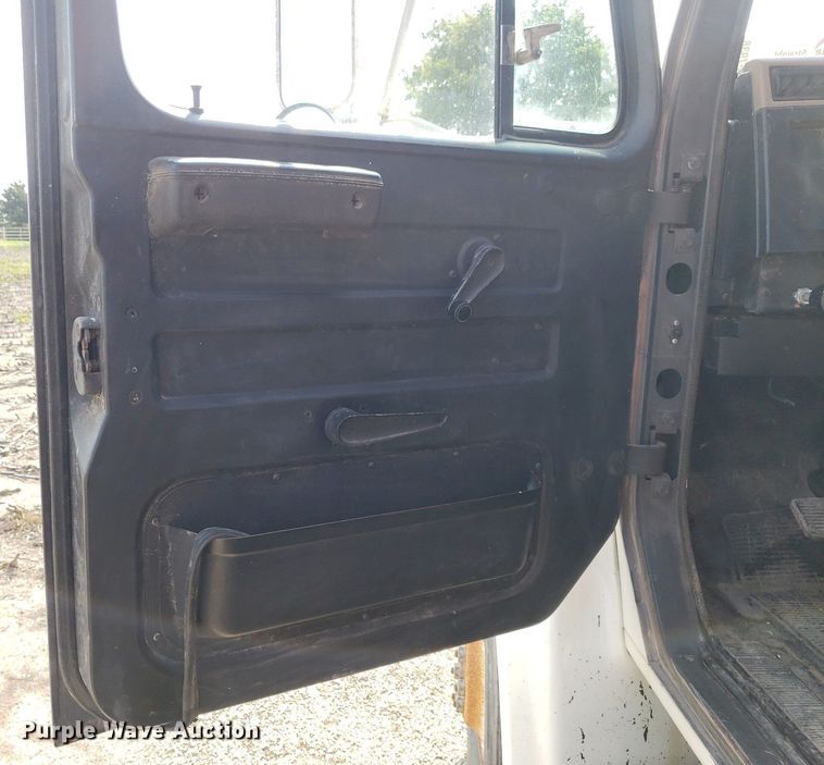 image for item DP7938 1995 International 4700  grain truck