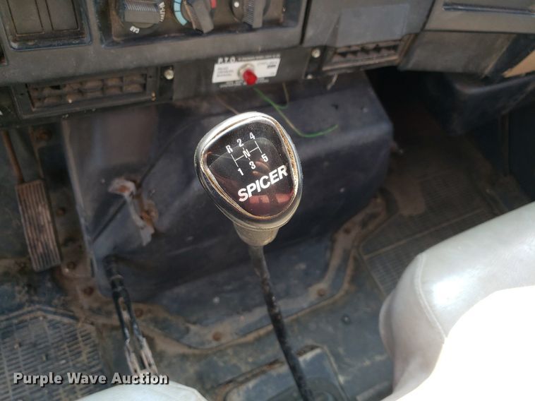 image for item DP7938 1995 International 4700  grain truck