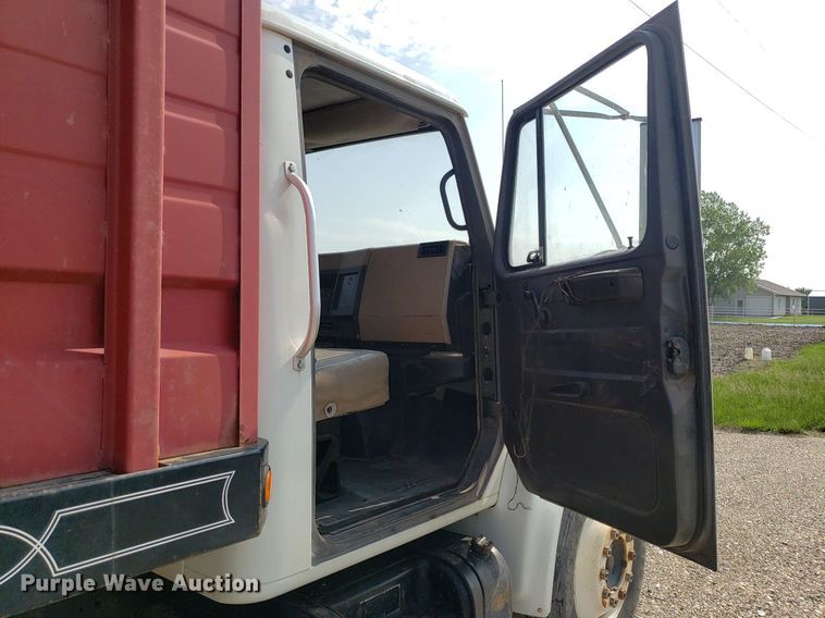 image for item DP7938 1995 International 4700  grain truck