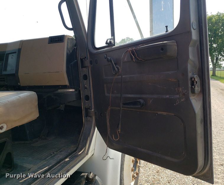 image for item DP7938 1995 International 4700  grain truck