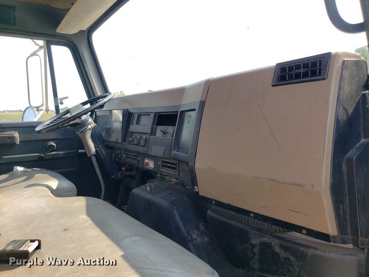 image for item DP7938 1995 International 4700  grain truck