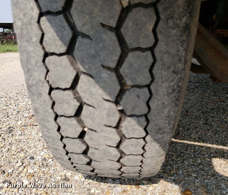 image for item DP7938 1995 International 4700  grain truck