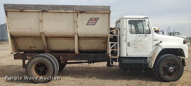 image for item DQ0406 International  feed mixer truck