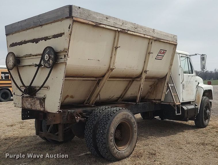 image for item DQ0406 International  feed mixer truck
