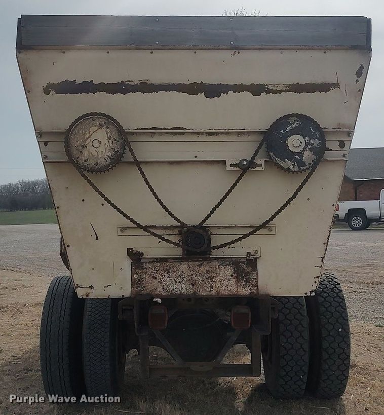 image for item DQ0406 International  feed mixer truck