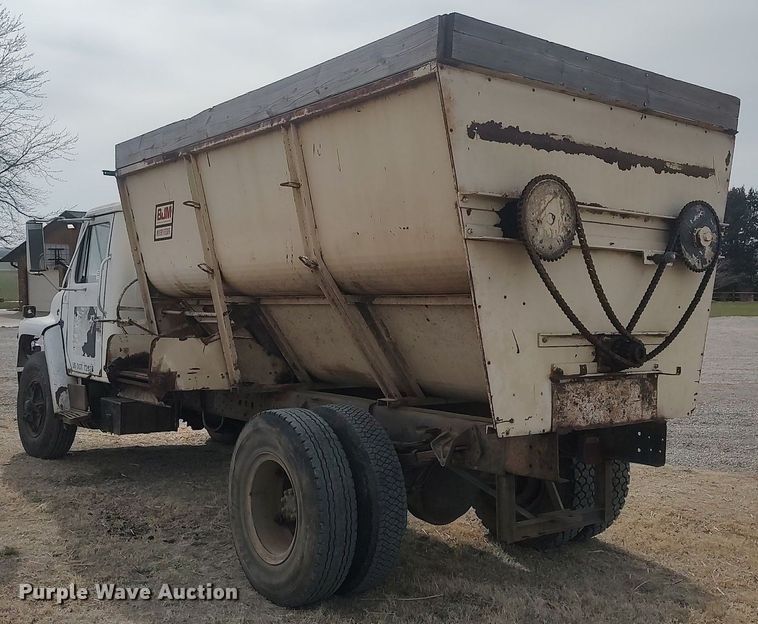 image for item DQ0406 International  feed mixer truck