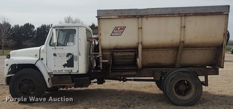 image for item DQ0406 International  feed mixer truck