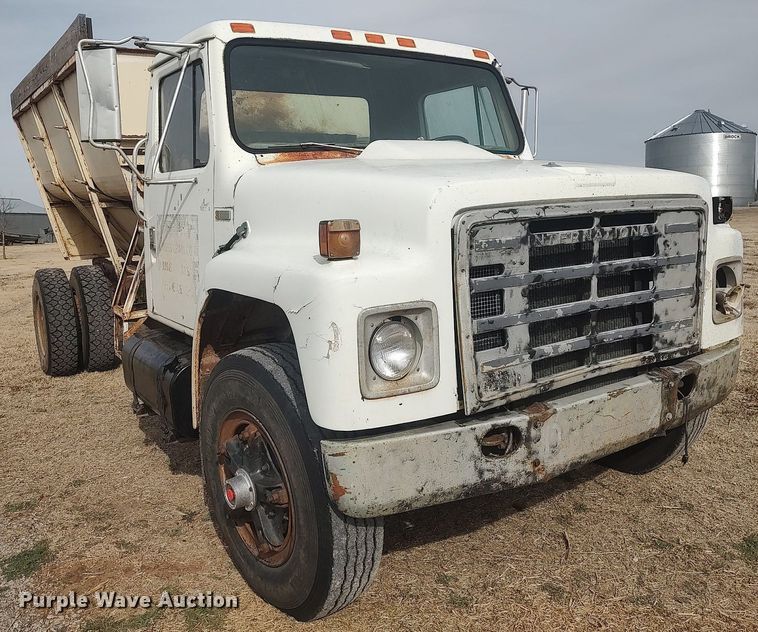 image for item DQ0406 International  feed mixer truck