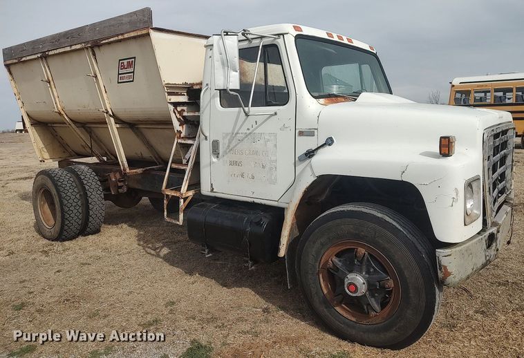 image for item DQ0406 International  feed mixer truck