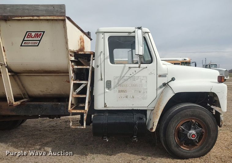 image for item DQ0406 International  feed mixer truck