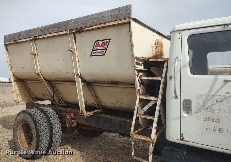 image for item DQ0406 International  feed mixer truck