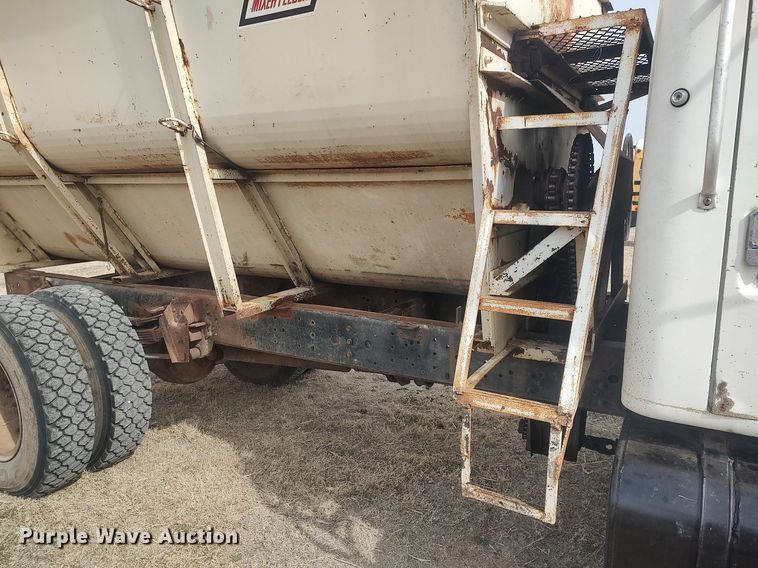 image for item DQ0406 International  feed mixer truck