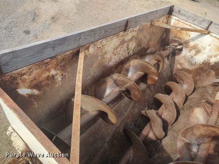 image for item DQ0406 International  feed mixer truck