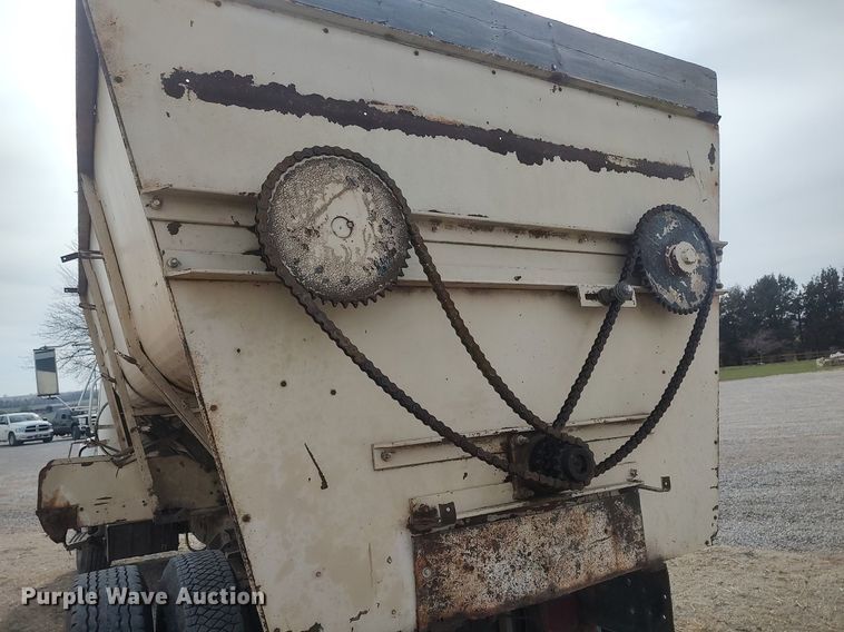 image for item DQ0406 International  feed mixer truck