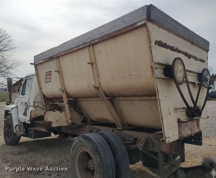 image for item DQ0406 International  feed mixer truck