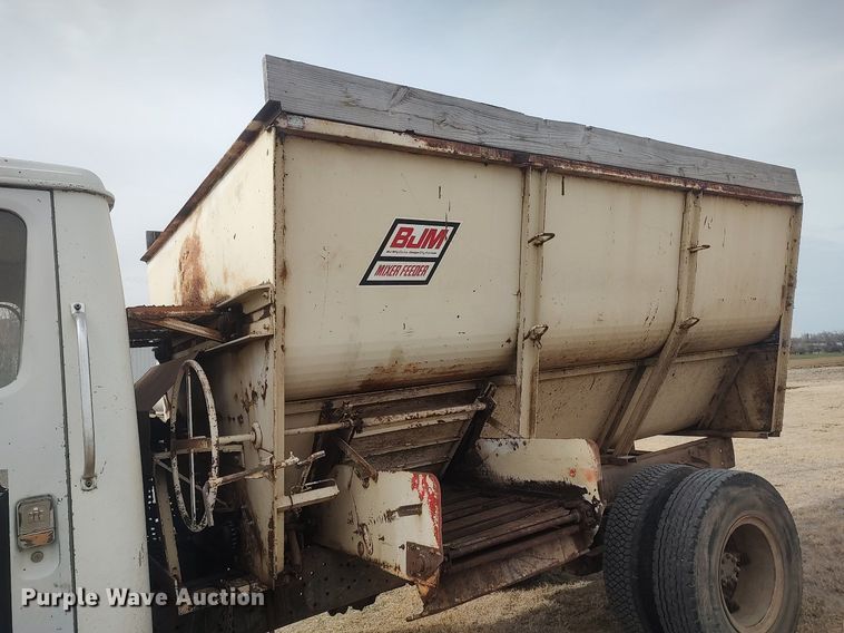 image for item DQ0406 International  feed mixer truck