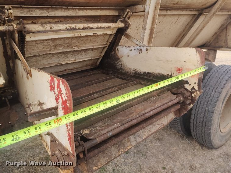 image for item DQ0406 International  feed mixer truck