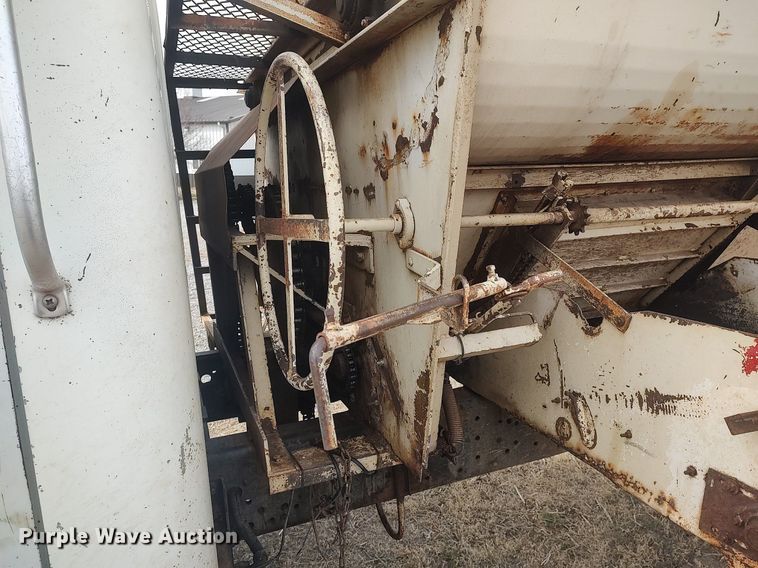 image for item DQ0406 International  feed mixer truck