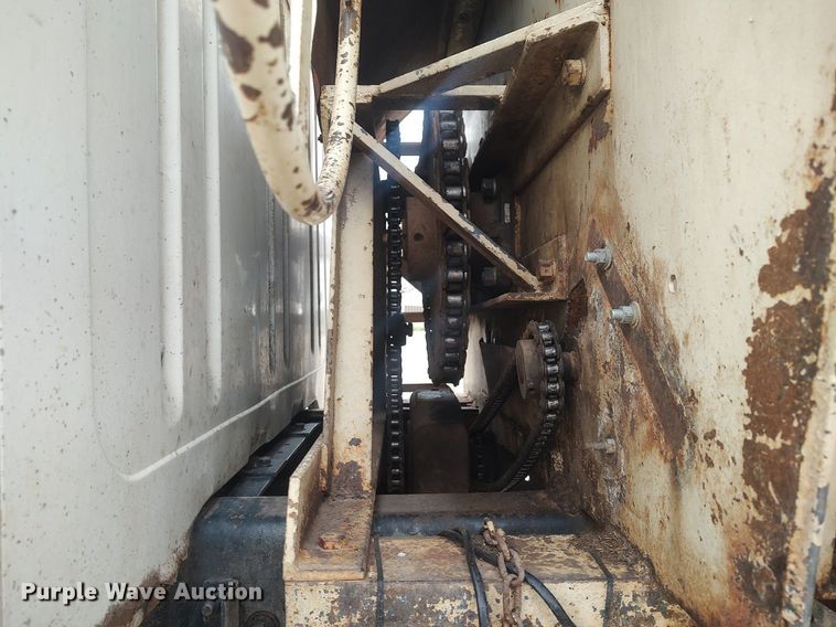 image for item DQ0406 International  feed mixer truck