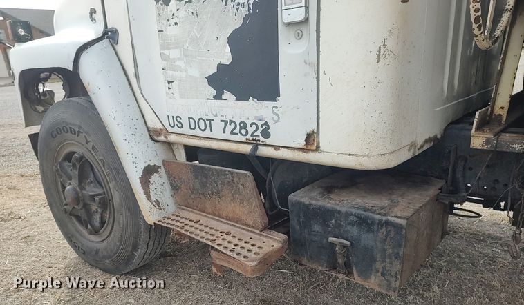 image for item DQ0406 International  feed mixer truck