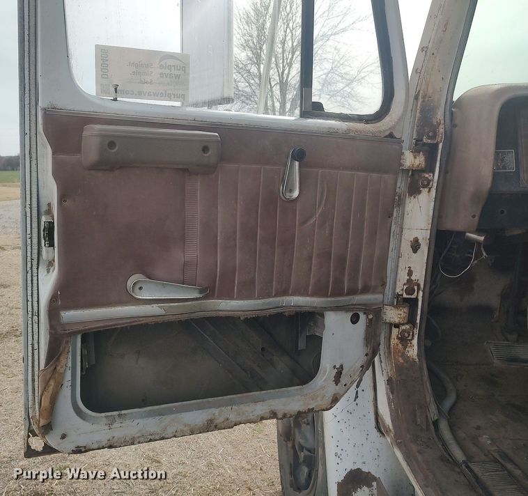 image for item DQ0406 International  feed mixer truck