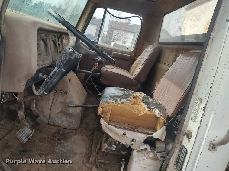 image for item DQ0406 International  feed mixer truck