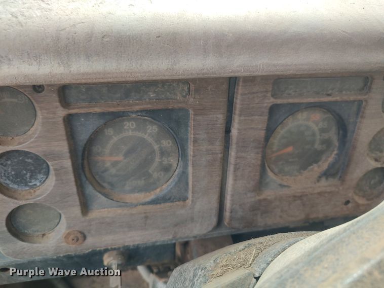 image for item DQ0406 International  feed mixer truck