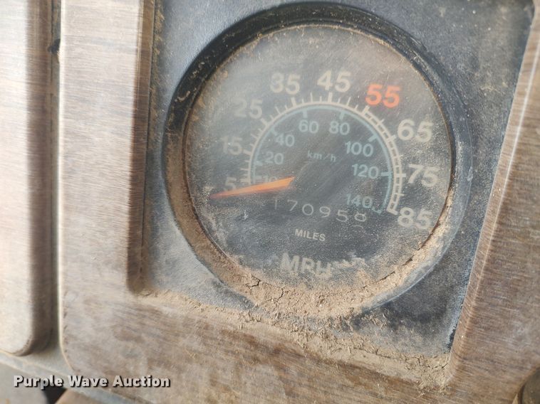 image for item DQ0406 International  feed mixer truck