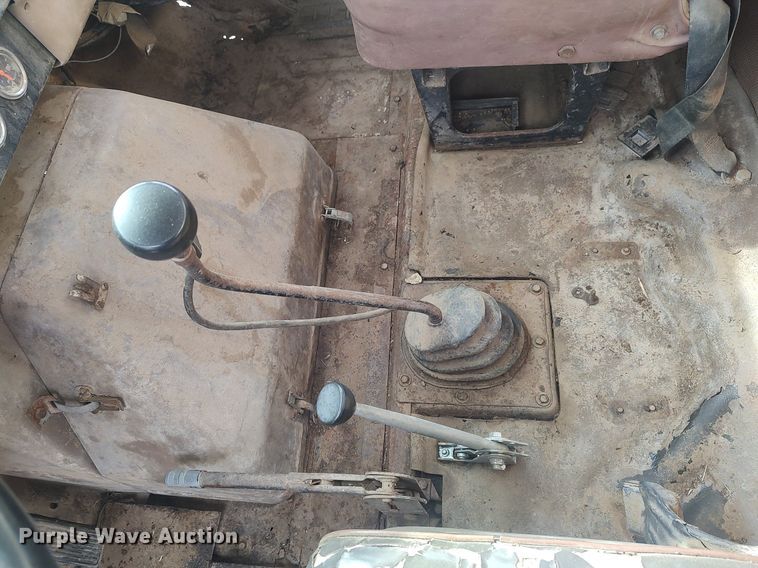 image for item DQ0406 International  feed mixer truck